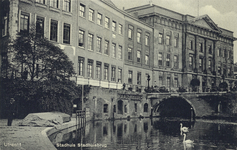 4683 Gezicht op de Oudegracht te Utrecht met rechts de Stadhuisbrug en het Stadhuis (Stadhuisbrug 1).